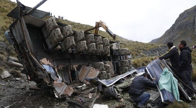 Caída de autobús por un barranco en Bolivia deja 31 muertos