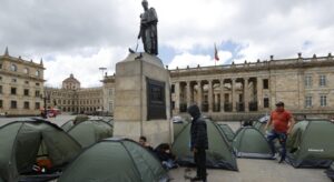 Campesinos acampan en Bogotá en protesta por la guerrilla