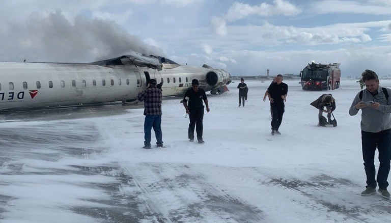 Canadá investiga las causas del aparatoso vuelco de un avión que dejó al menos 15 heridos - AlbertoNews