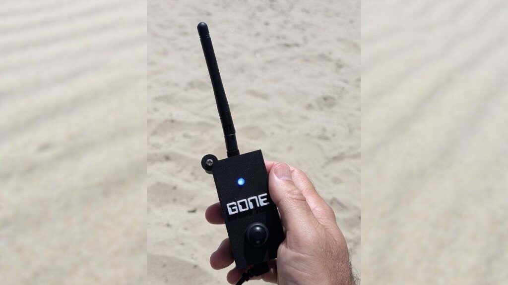 Cansado de escuchar la música de otros en la playa inventó un aparato para apagar los altavoces de la gente