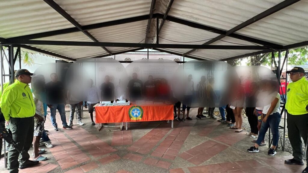 Capturan a 23 miembros de ‘Los Calamares’ en centro de monitoreo con cámaras de seguridad que funcionaba en una casa de Villavicencio: ¿qué hallaron?