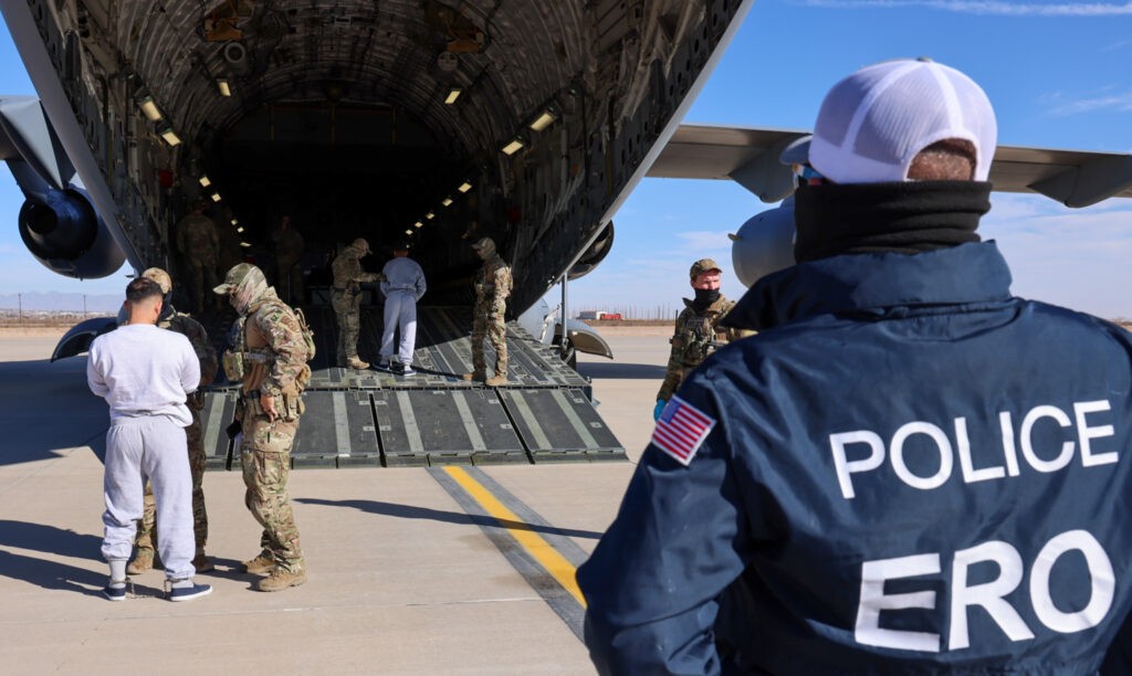 Casa Blanca dice que segundo vuelo con "pandilleros venezolanos" llegó a Guantánamo