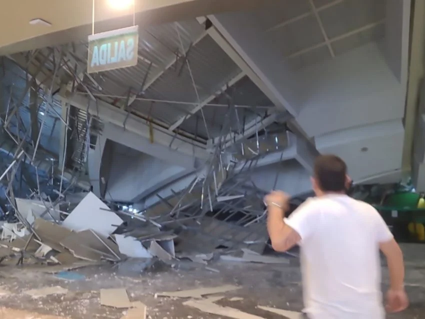 Centro comercial peruano cuyo techo colapsó asegura que cumplió normas de mantenimiento - AlbertoNews