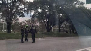 Cierran vía principal de Medellín por posible artefacto explosivo