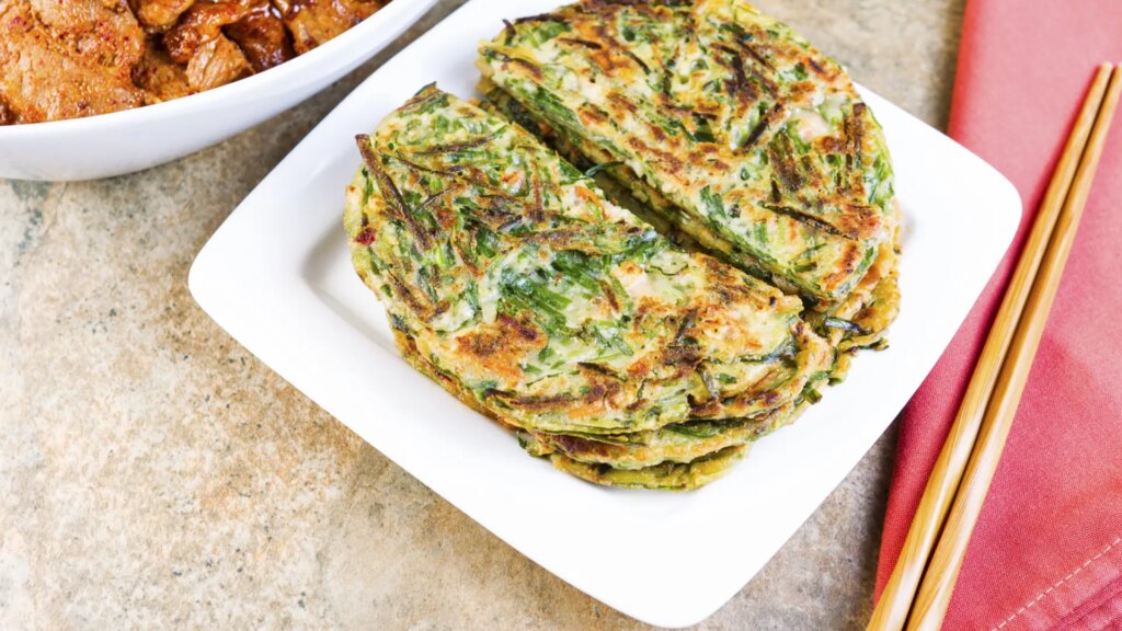 Cómo preparar gamjajeon, la 'tortilla de patata' coreana fácil de cocinar que está para chuparse los dedos