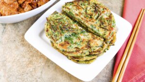 Cómo preparar gamjajeon, la 'tortilla de patata' coreana fácil de cocinar que está para chuparse los dedos