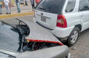 Corsa y Sportage colisionaron ena Av. Fernández Padilla dejando una mujer lesionada