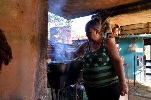 Crisis en Cuba: ante los constantes cortes de energía, los cubanos se vuelcan al carbón para cocinar - AlbertoNews