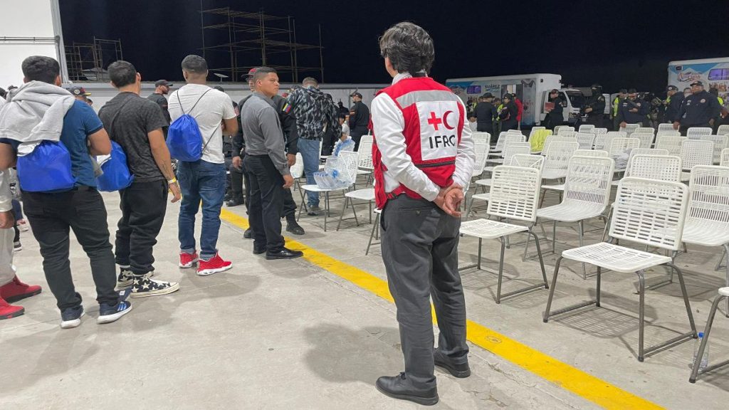 Cruz Roja venezolana brinda asistencia humanitaria a migrantes deportados de EEUU | Diario El Luchador