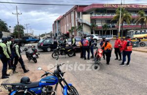 Cuatro menores de edad con lesiones leves dejó colisión de dos vehículos familiares cerca del CC Malaver