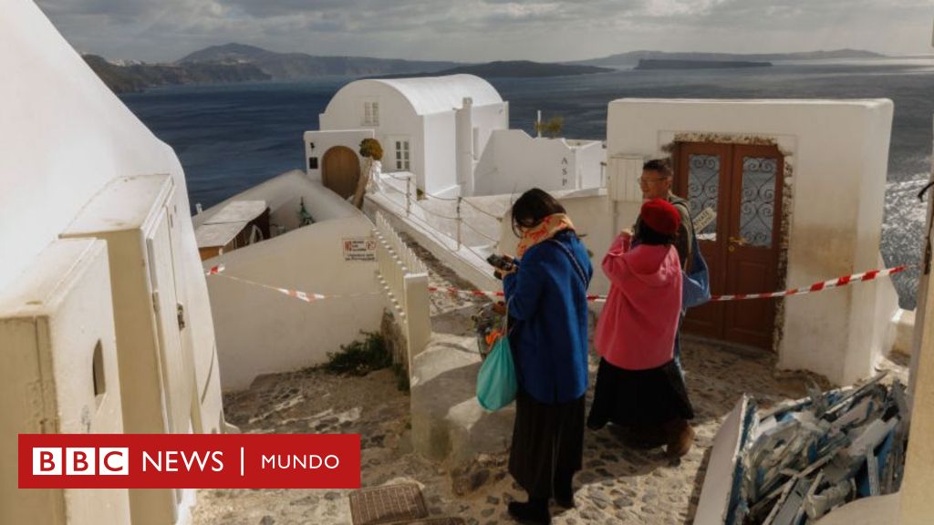 Declaran el estado de emergencia en la isla griega de Santorini después de una serie de terremotos que llevó a la evacuación de más de 11.000 personas