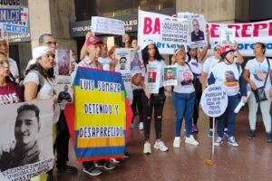 "Defensor del pueblo, cumple tu rol", exigen familiares de presos políticos