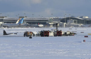 Delta ofrece 30.000 dólares a los pasajeros del avión de Canadá que volcó al aterrizar - AlbertoNews