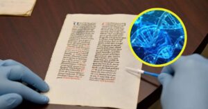 Descubren ADN oculto en pergaminos medievales y revelan información jamás vista en documentos históricos gracias a una nueva técnica