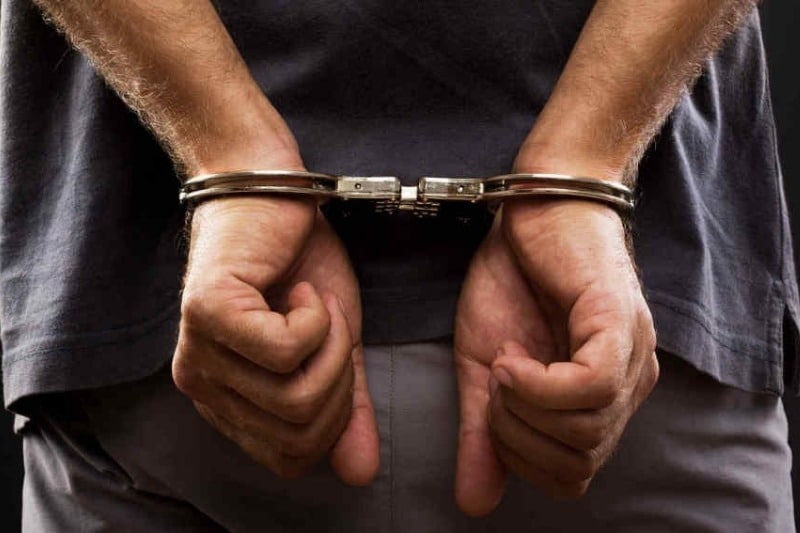 Detenido sujeto por golpear a su expareja en medio de la calle - AlbertoNews