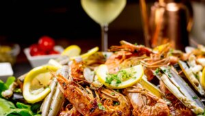 Dónde probar en Madrid el restaurante viral de mariscos en bolsa con salsa picante de Estados Unidos