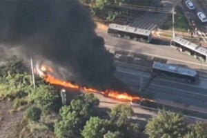 Dos muertos al chocar una avioneta contra un autobús en una concurrida avenida de Sao Paulo