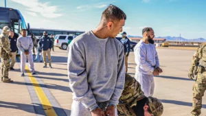 EEUU confirmó que miembros del Tren de Aragua son los primeros enviados a Guantánamo: "Acogerá a lo peor de lo peor" - AlbertoNews