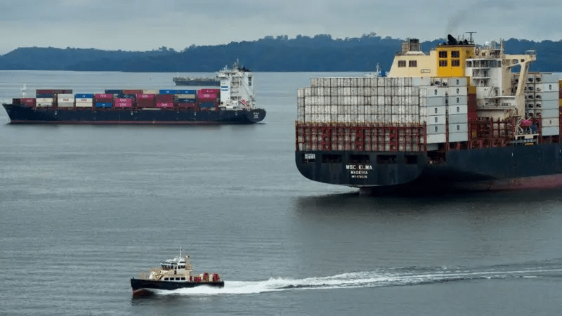 EE.UU. dice que sus buques no pagarán tarifas por transitar el Canal de Panamá pero la administración de la vía interoceánica lo niega