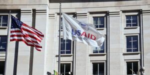 EE.UU. suspenderá los contratos de trabajadores no esenciales de la mayor agencia humanitaria de Washington