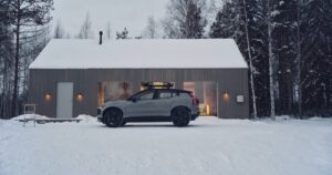 EX30 Cross Country, para perderse en una cabaña de invierno del norte de Suecia