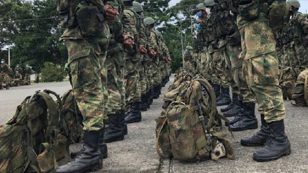 El Ejército de Colombia incauta 32 fusiles y otras armas del Clan del Golfo en Chocó - AlbertoNews