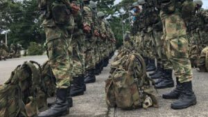 El Ejército de Colombia incauta 32 fusiles y otras armas del Clan del Golfo en Chocó - AlbertoNews