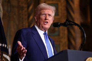 El FBI devuelve a Trump materiales incautados durante el registro en Mar-a-Lago - AlbertoNews