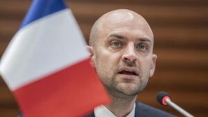 El Gobierno francés se opone a la idea de Trump de reintegrar a Rusia en el G7 - AlbertoNews