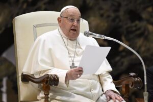 El Papa Francisco cancela su agenda hasta el lunes tras ser hospitalizado debido a su bronquitis