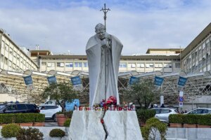 El Papa Francisco se "levanta" y sigue su actividad en el hospital mientras la Pontificia Academia para la Vida advierte frente a los "cuervos" que especulan sobre su salud