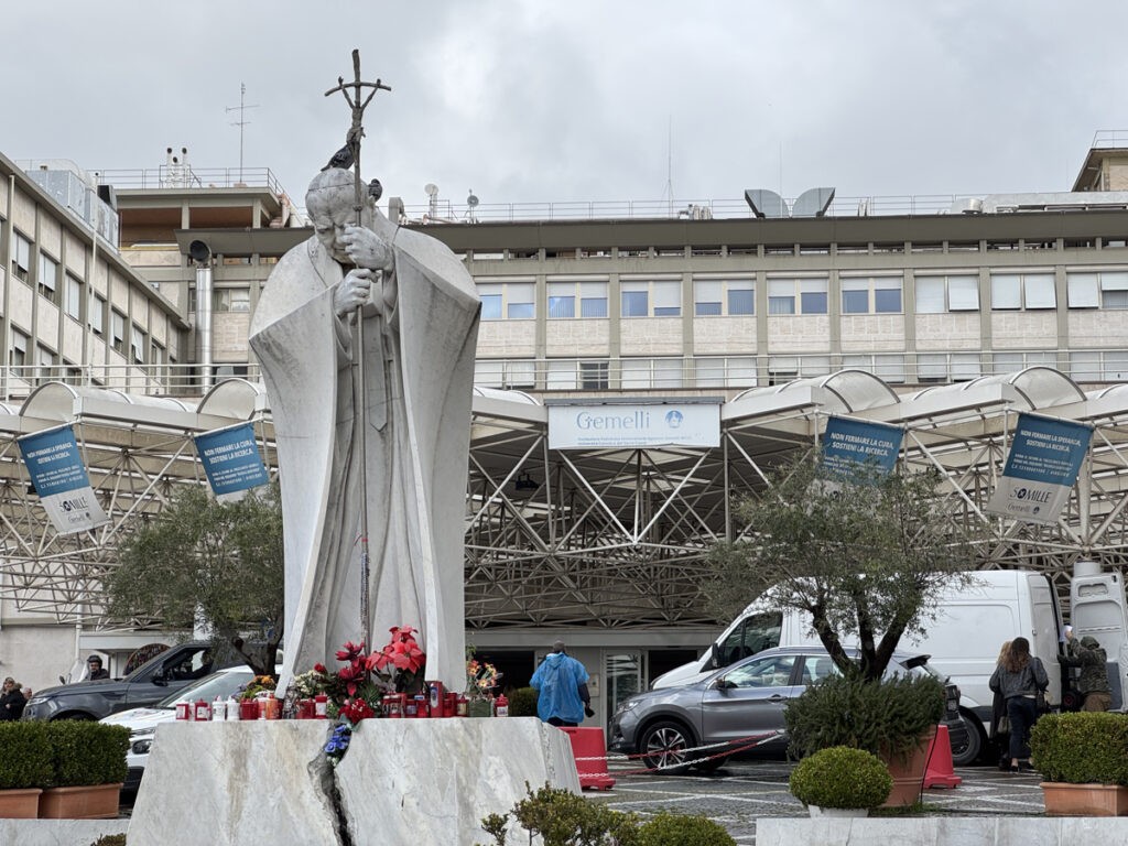 Una vista general del hospital Agostino Gemelli de Roma, donde el Papa Francisco ingresó en la mañana del viernes. Foto EFE