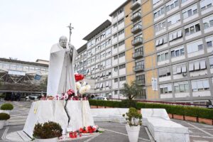 El Papa experimenta una "ligera mejoría" dentro de las condiciones "críticas"