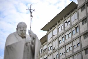 El Papa ha pasado la noche "tranquilamente y ya descansa"