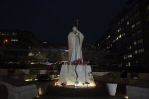 El Papa pasó la noche "tranquila" en el hospital, respira de forma autónoma y continúa la terapia prescrita