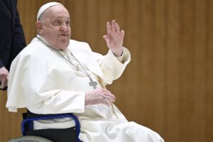 El Papa presenta un cuadro clínico complejo y continuará hospitalizado debido a su bronquitis