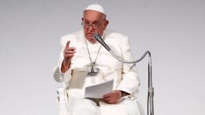 El Vaticano anunció que el papa Francisco padece una neumonía bilateral y que su cuadro clínico sigue siendo complejo