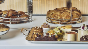 El buffet libre de dulces en una pequeña pastelería francesa que acaba de abrir en el centro de Madrid