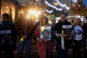 El crudo testimonio de la madre de un rehén israelí en Gaza al saber que sigue con vida: “Ha estado encadenado” - AlbertoNews