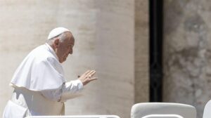 El cuadro clínico del papa "es complejo" y requerirá "una hospitalización adecuada"