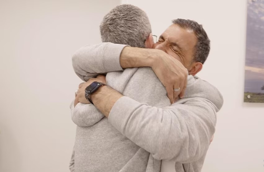 El emotivo reencuentro de los rehenes israelíes liberados con sus familias tras casi 500 días de cautiverio en Gaza - AlbertoNews