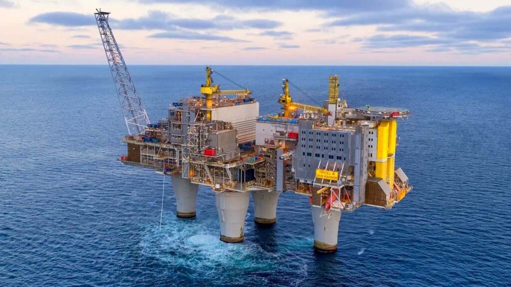 El inmenso yacimiento de petróleo en el mar que coge energía de la tierra para escupir crudo sin contaminar