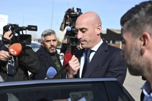 El juez condena a Luis Rubiales a una multa de 10.800 euros por el beso a Jenni Hermoso y le absuelve del delito de coacciones