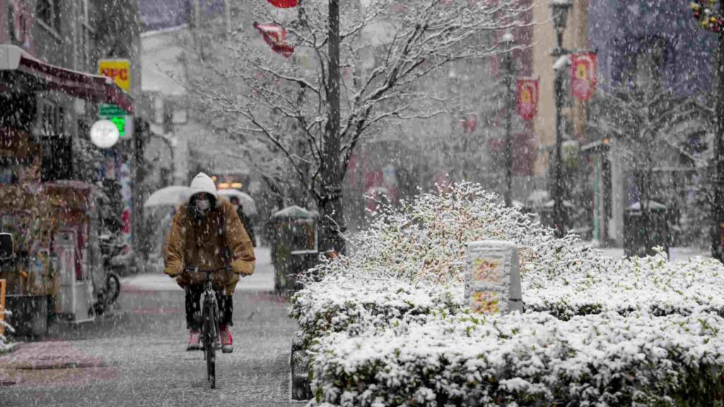 El norte de Japón recibe nevadas récord por la llegada de un frente frío - AlbertoNews