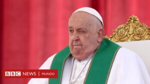 El papa Francisco padece una neumonía bilateral y su cuadro clínico sigue siendo "complejo"