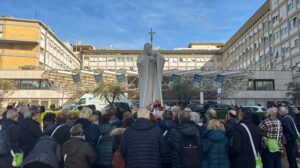 El papa Francisco presenta una "nueva ligera mejoría" y la insuficiencia renal ha remitido