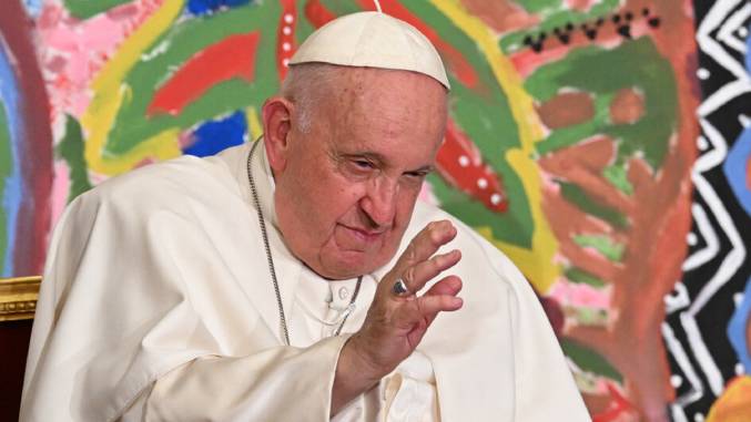 El papa Francisco sigue con su tratamiento y «su humor es bueno»