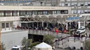 El papa Francisco sufre neumonía bilateral y su cuadro clínico sigue siendo "complejo"