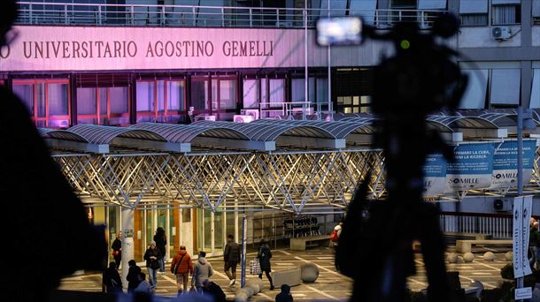 El papa agradece al personal sanitario su labor y está "con confianza" en su tratamiento en el hospital
