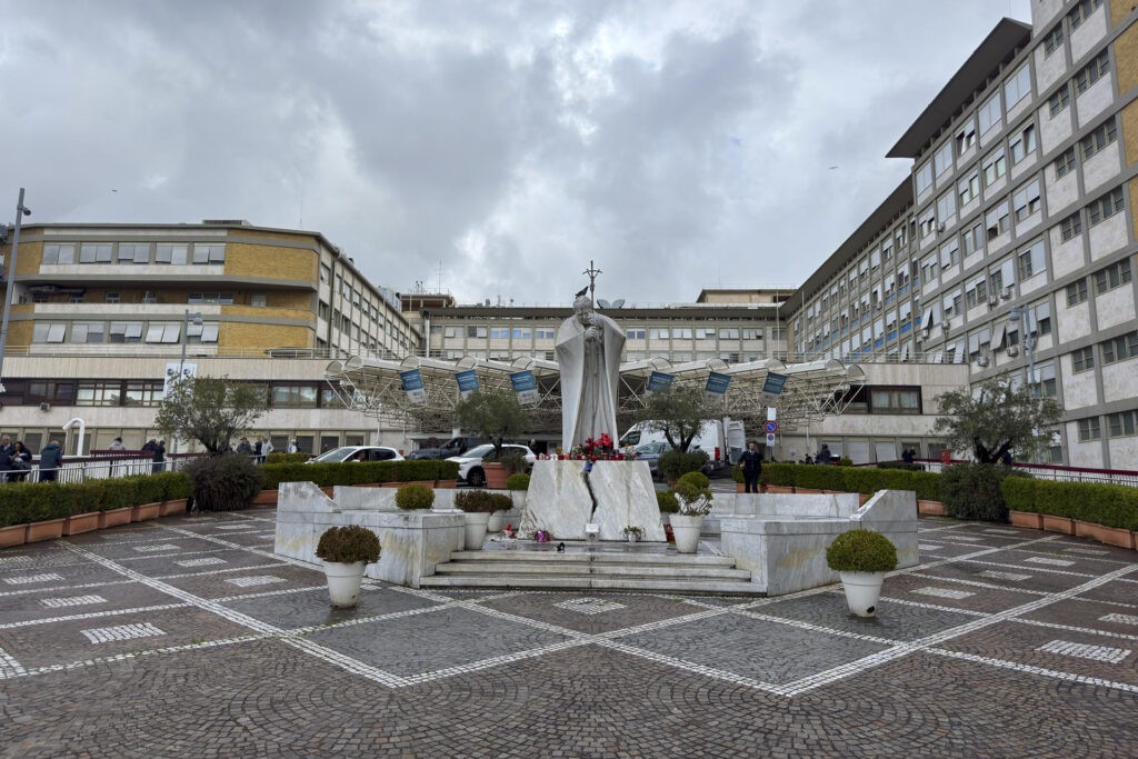 El papa anula su agenda hasta el lunes tras ser hospitalizado por una bronquitis
